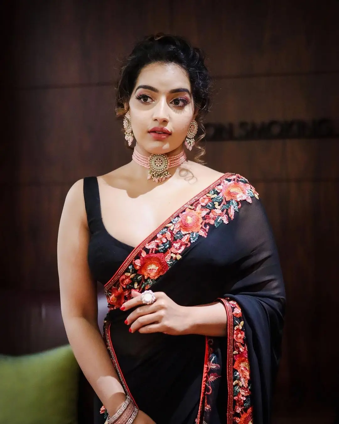 MALAYALAM ACTRESS MALAVIKA MENON IN BLACK SAREE SLEEVELESS BLOUSE 8